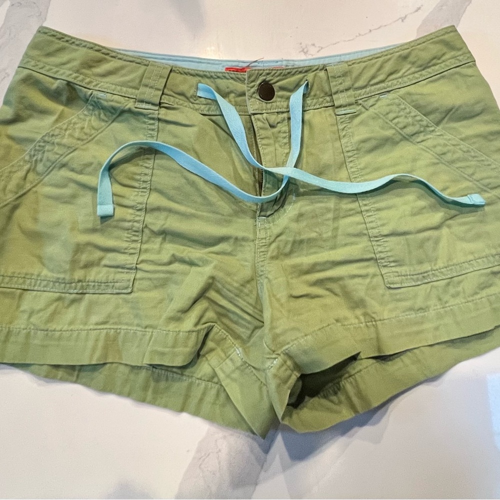 Green with pops a blue cargo shorts